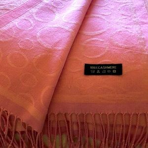 Cashmere wrap in Lilly pink color.